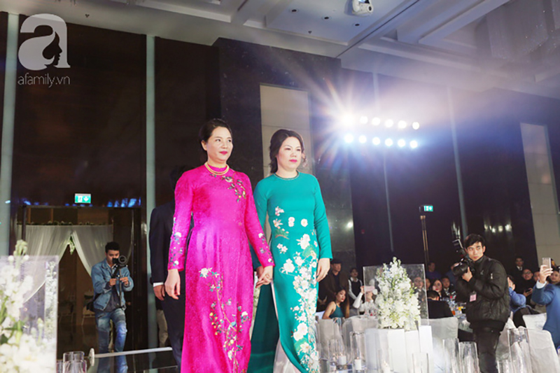 Đám cưới có 1-0-2 sang chảnh hết nấc: Sân khấu lộng lẫy, khách mời đa quốc gia, hoa tươi nhập khẩu tinh tế